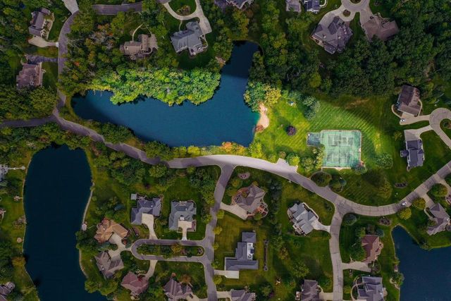1000 CROWN POINTE CIRCLE, Suamico, WI 54173