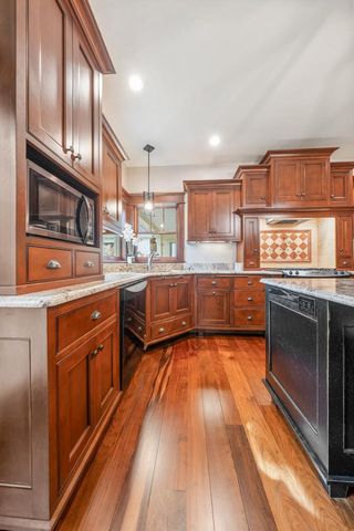 1000 CROWN POINTE CIRCLE, Suamico, WI 54173