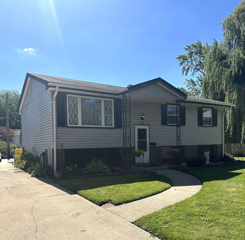 1243 N Lafayette Court, Griffith, IN 46319