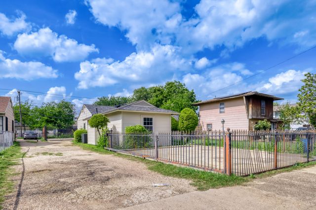 1017 Hoke Smith Drive, Dallas, TX 75224