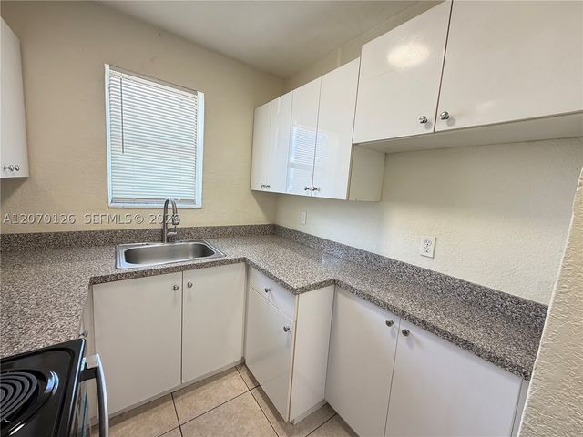 333 NW 2nd Ave 5, Hallandale Beach, FL 33009