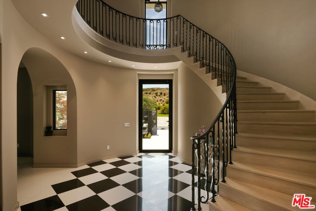 Image 7 of property listing at 25571 Prado De Azul, Calabasas, CA 91302