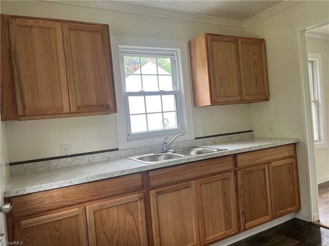 413 Leonford Street, Lexington, NC 27292