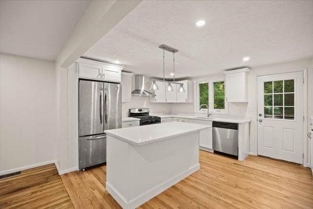 1088 Middleboro Ave, Taunton, MA 02718