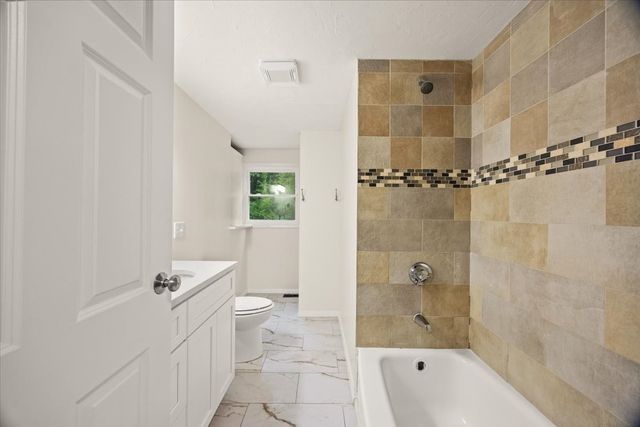 1088 Middleboro Ave, Taunton, MA 02718