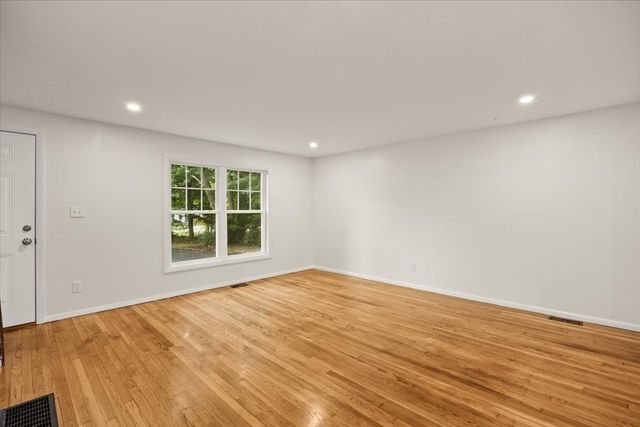 1088 Middleboro Ave, Taunton, MA 02718