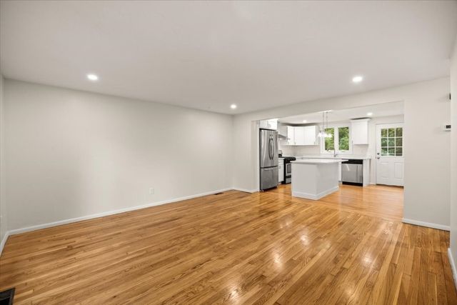1088 Middleboro Ave, Taunton, MA 02718