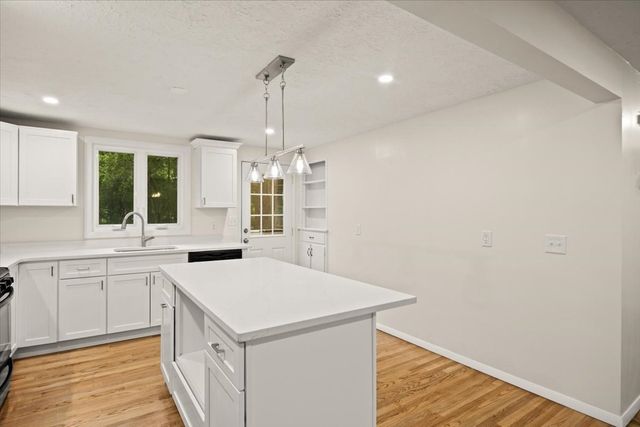 1088 Middleboro Ave, Taunton, MA 02718