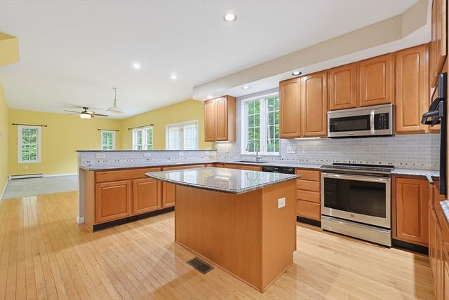 30 Pearl St, Upton, MA 01568