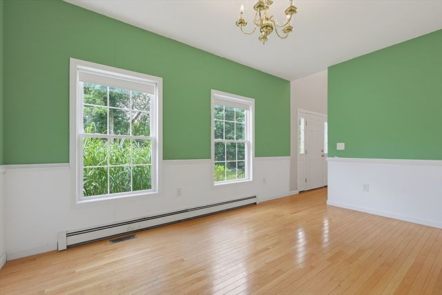 30 Pearl St, Upton, MA 01568