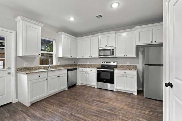 1116 S 6th Avenue, Denison, TX 75021