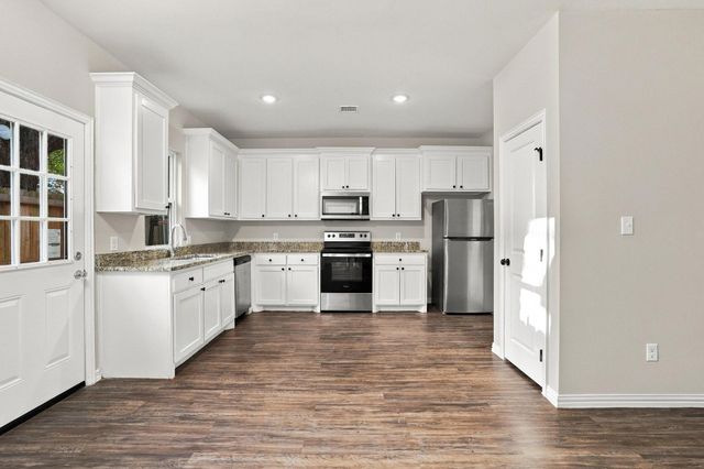 1116 S 6th Avenue, Denison, TX 75021