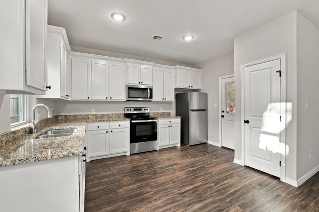 1116 S 6th Avenue, Denison, TX 75021