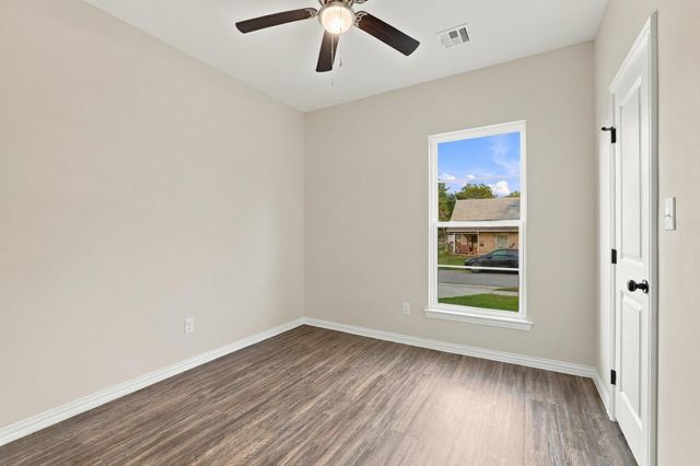 1116 S 6th Avenue, Denison, TX 75021