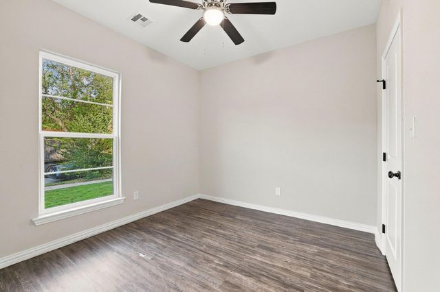 1116 S 6th Avenue, Denison, TX 75021