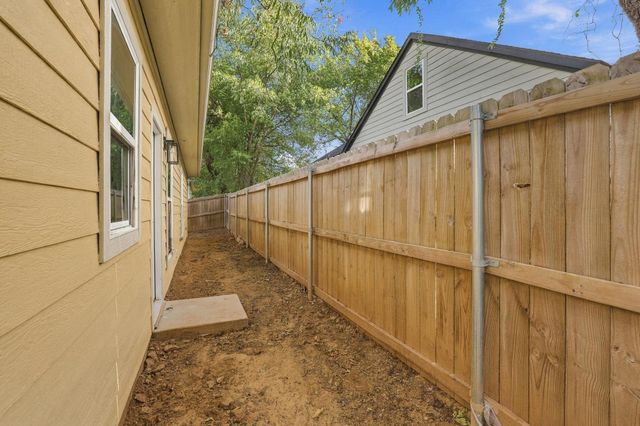 1116 S 6th Avenue, Denison, TX 75021