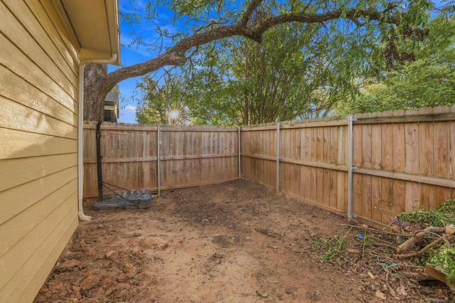 1116 S 6th Avenue, Denison, TX 75021