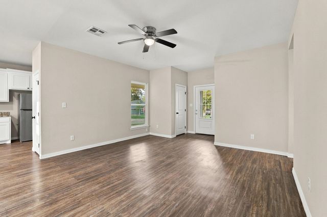 1116 S 6th Avenue, Denison, TX 75021