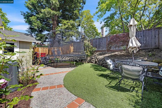 60 Rainbow Cir, Danville, CA 94506