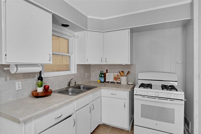 526 Roberts Avenue, Irving, TX 75060