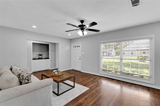 526 Roberts Avenue, Irving, TX 75060