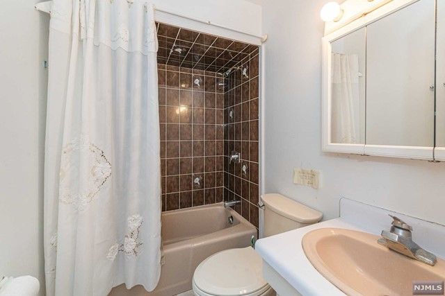 19 Mountain Glen Road, Ringwood, NJ 07456