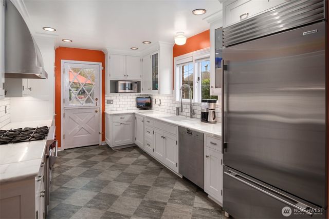 2256 W Viewmont Way W, Seattle, WA 98199