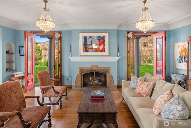 2256 W Viewmont Way W, Seattle, WA 98199