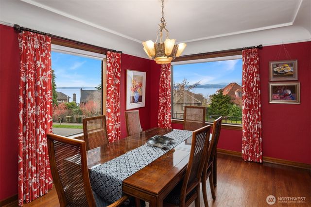 2256 W Viewmont Way W, Seattle, WA 98199