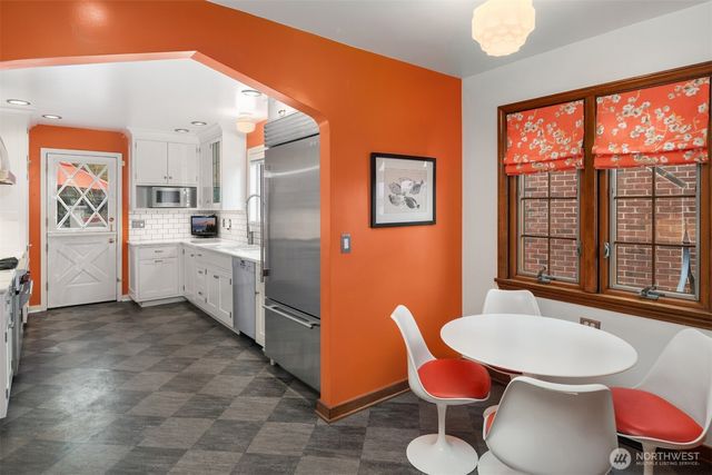 2256 W Viewmont Way W, Seattle, WA 98199