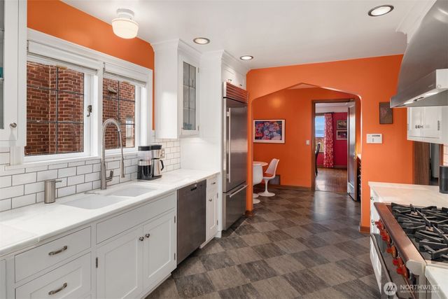 2256 W Viewmont Way W, Seattle, WA 98199