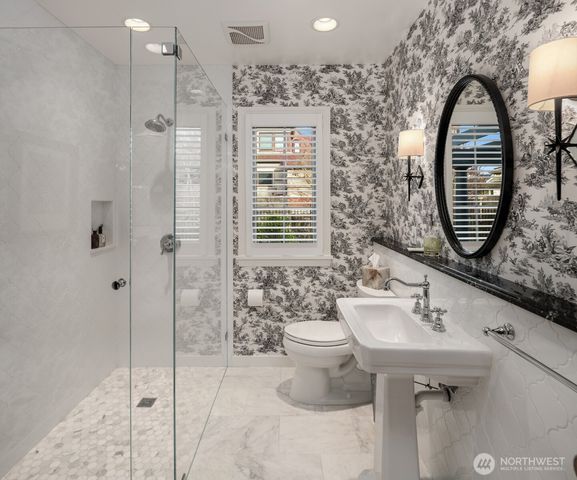 2256 W Viewmont Way W, Seattle, WA 98199