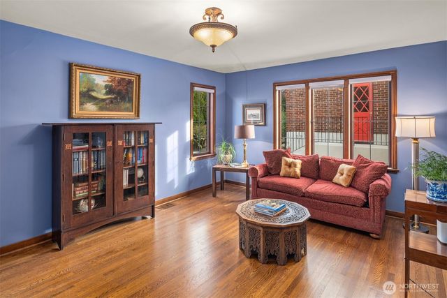 2256 W Viewmont Way W, Seattle, WA 98199