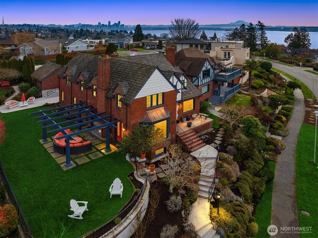 2256 W Viewmont Way W, Seattle, WA 98199