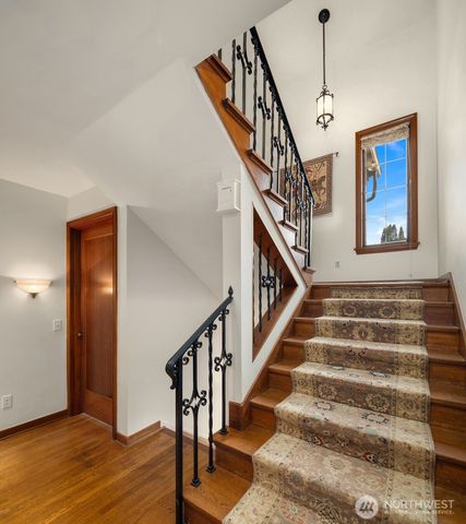 2256 W Viewmont Way W, Seattle, WA 98199