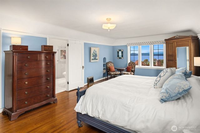 2256 W Viewmont Way W, Seattle, WA 98199