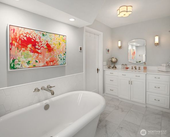 2256 W Viewmont Way W, Seattle, WA 98199