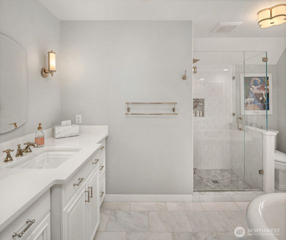 2256 W Viewmont Way W, Seattle, WA 98199