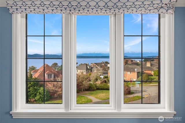 2256 W Viewmont Way W, Seattle, WA 98199