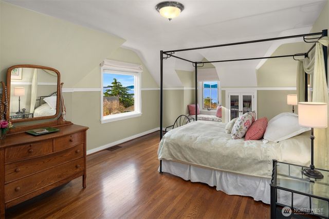 2256 W Viewmont Way W, Seattle, WA 98199