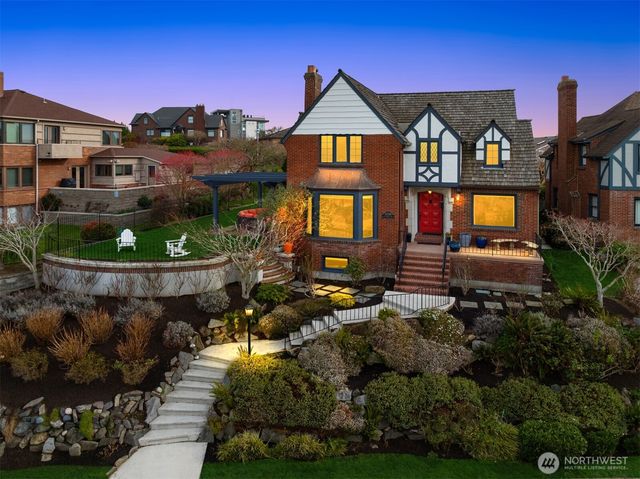 2256 W Viewmont Way W, Seattle, WA 98199