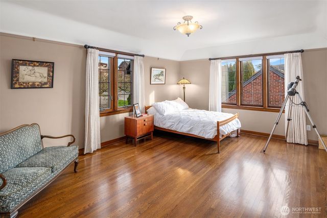 2256 W Viewmont Way W, Seattle, WA 98199