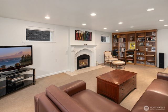 2256 W Viewmont Way W, Seattle, WA 98199