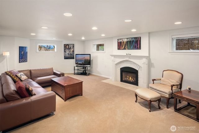 2256 W Viewmont Way W, Seattle, WA 98199