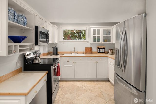 2256 W Viewmont Way W, Seattle, WA 98199