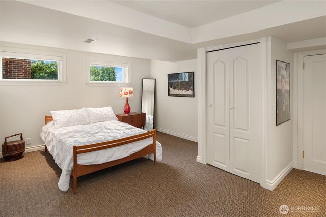 2256 W Viewmont Way W, Seattle, WA 98199