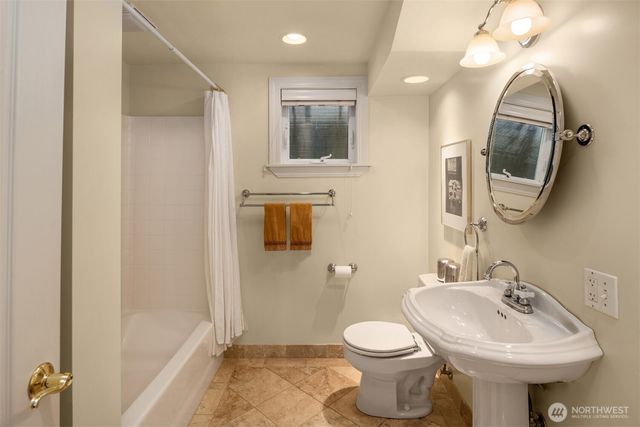 2256 W Viewmont Way W, Seattle, WA 98199