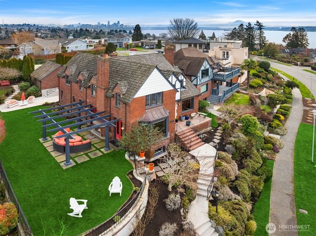 2256 W Viewmont Way W, Seattle, WA 98199