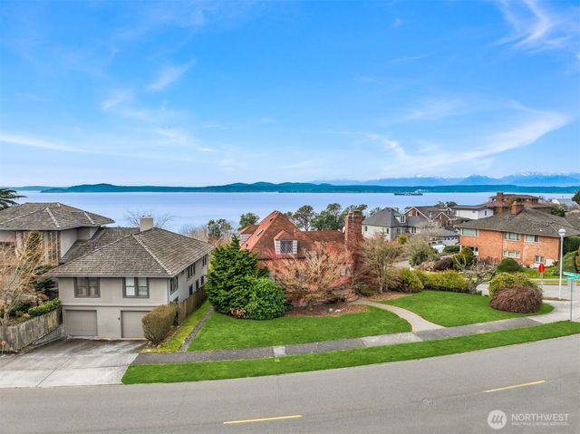 2256 W Viewmont Way W, Seattle, WA 98199