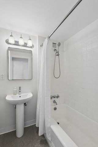 5050 S EAST END Avenue 8D, Chicago, IL 60615